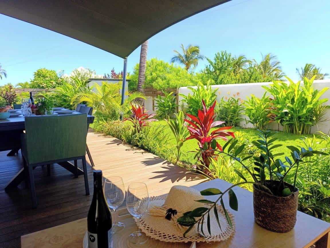 Jardin tropical luxuriant et terrasse en bois