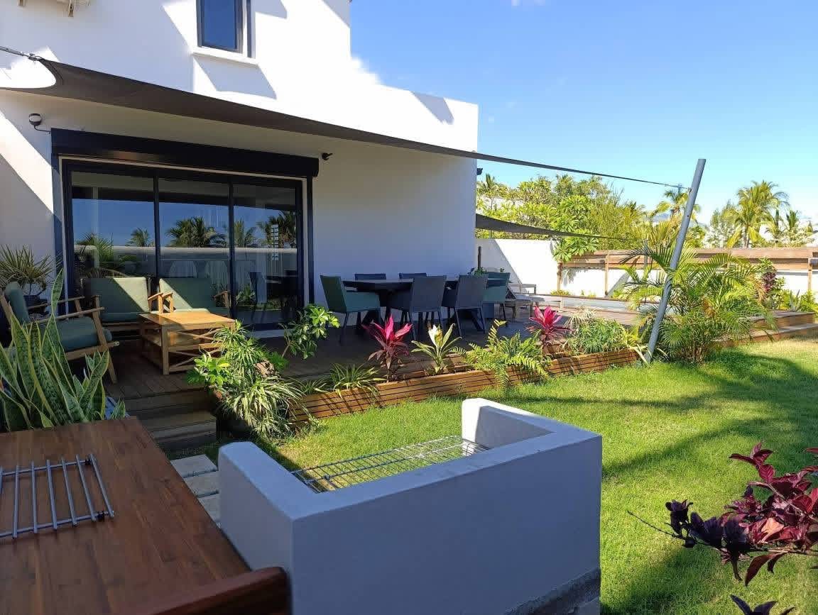 Terrasse en bois avec salon d'extérieur et jardin